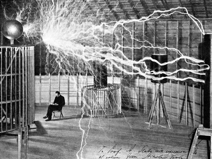 ARTISTA: A fama de “cientista mágico” de Tesla era alimentada por performances em que enchia teatros para demonstrar inventos, como as bobinas que criavam raios de eletricidade no ar (Foto: Revista Galileu) ARTISTA: A fama de “cientista mágico” de Tesla era alimentada por performances em que enchia teatros para demonstrar inventos, como as bobinas que criavam raios de eletricidade no ar (Foto: Revista Galileu)